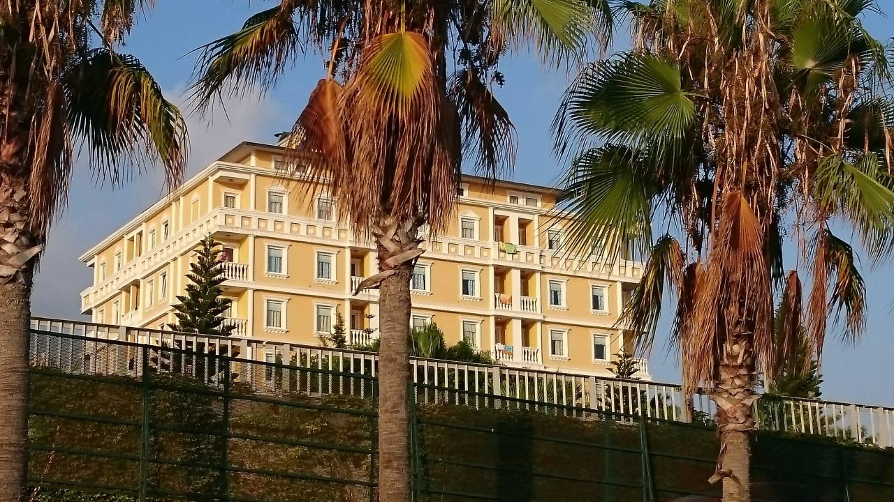 Hotel vom Strand aus gesehen Hotel Antik