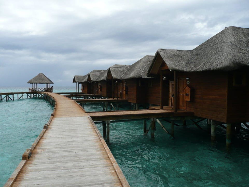 Steg zu den Wasserbungalows (rechte Seite) Fihalhohi Maldives