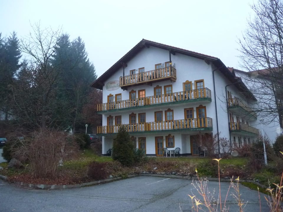 Vom Misleutenweg aus Das Arber-Hotel am Rothbach