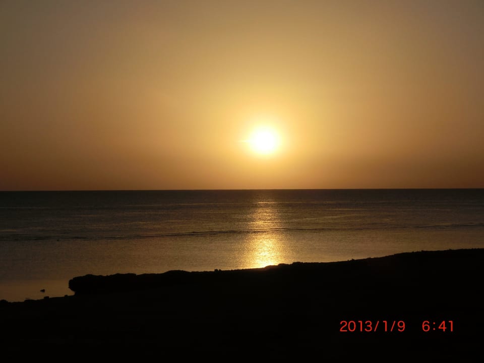 Sonnenaufgang von unserem "Sparzimmer" Three Corners Happy Life Beach Resort