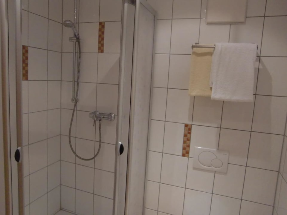 Badezimmer mit Dusche Runa´s Hotel