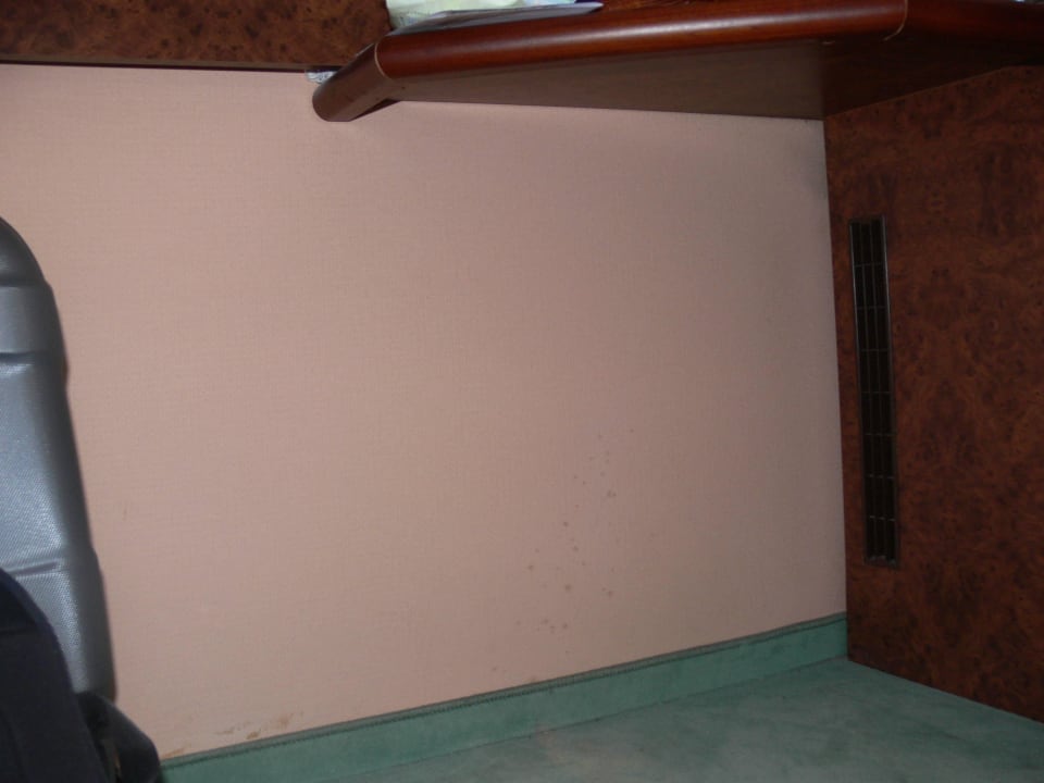 Flecken an der Wand  Hotel Days Inn Dessau