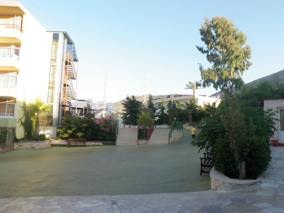 Uliczki pomiędzy budynkami Eri Beach & Village