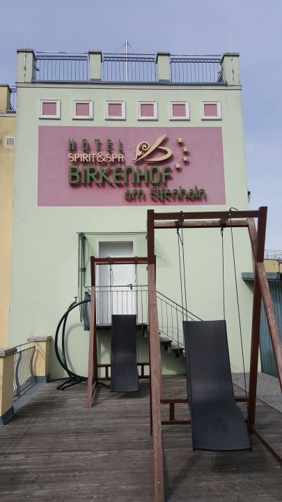 Terrasse mit Schaukeln  Spirit & SPA Hotel Birkenhof am Elfenhain