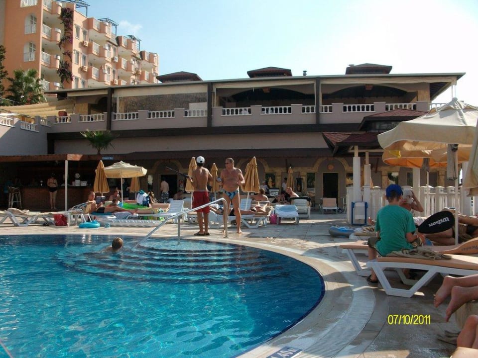 Pool mit Blick auf das Restaurant Hotel Club Paradiso