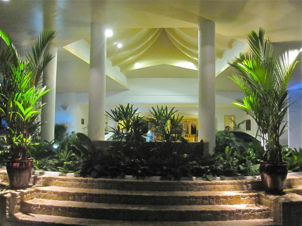 Entrance to Golden sands Hotel Shangri-La Golden Sands Resort