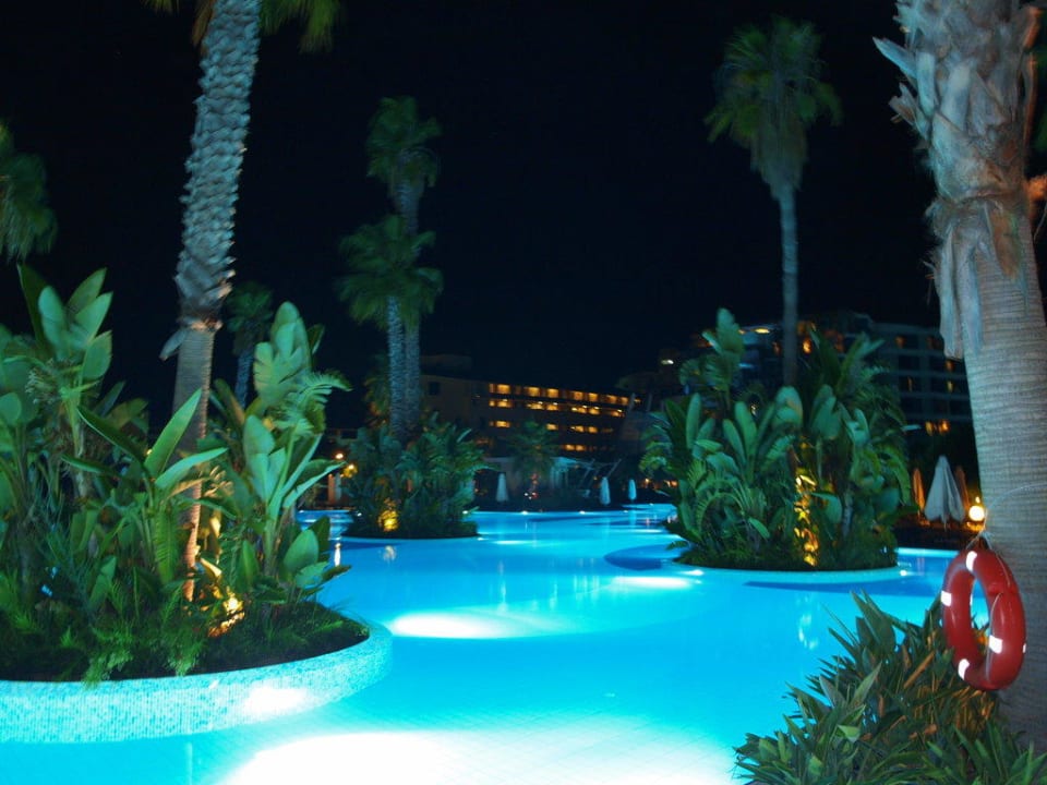 Pool bei Nacht Susesi Luxury Resort