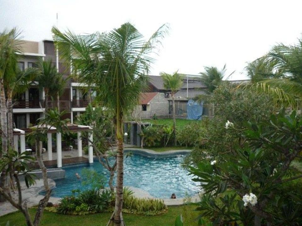 Aussicht auf Poolanlage Hotel Kokonut Suites