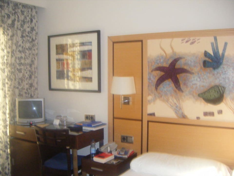 Schreibtisch mit kleinem Fernseher  Grupotel Maritimo