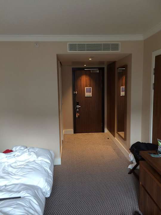Blick zum EInganu + Flur Hilton London Wembley