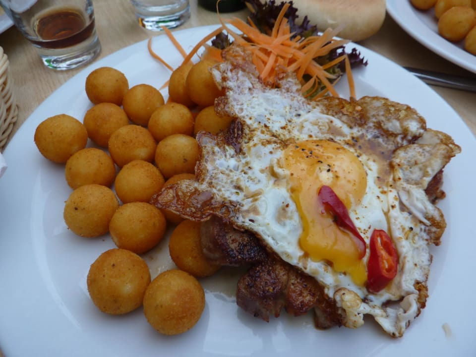 Steak mit Ei und Kartoffelbällchen Hotel Globus