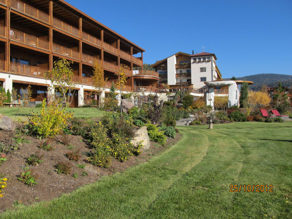 Blick auf beide Hotelgebäude vom Garten Hotel Chalet Mirabell