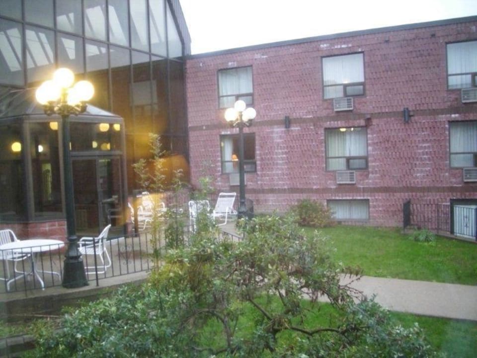 Eingang beim Pool Quality Inn & Conference Centre Midland