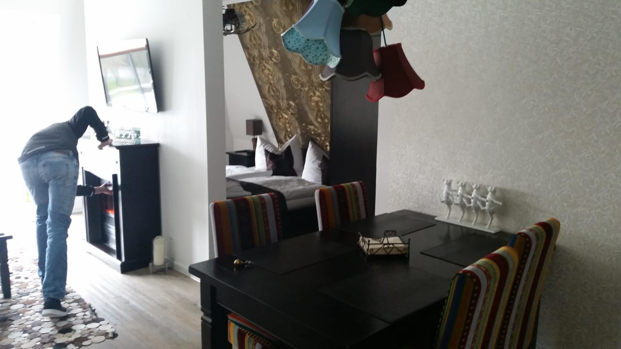 Blick ins Zimmer vom Eingang in die Suite Aparthotel Bernstein