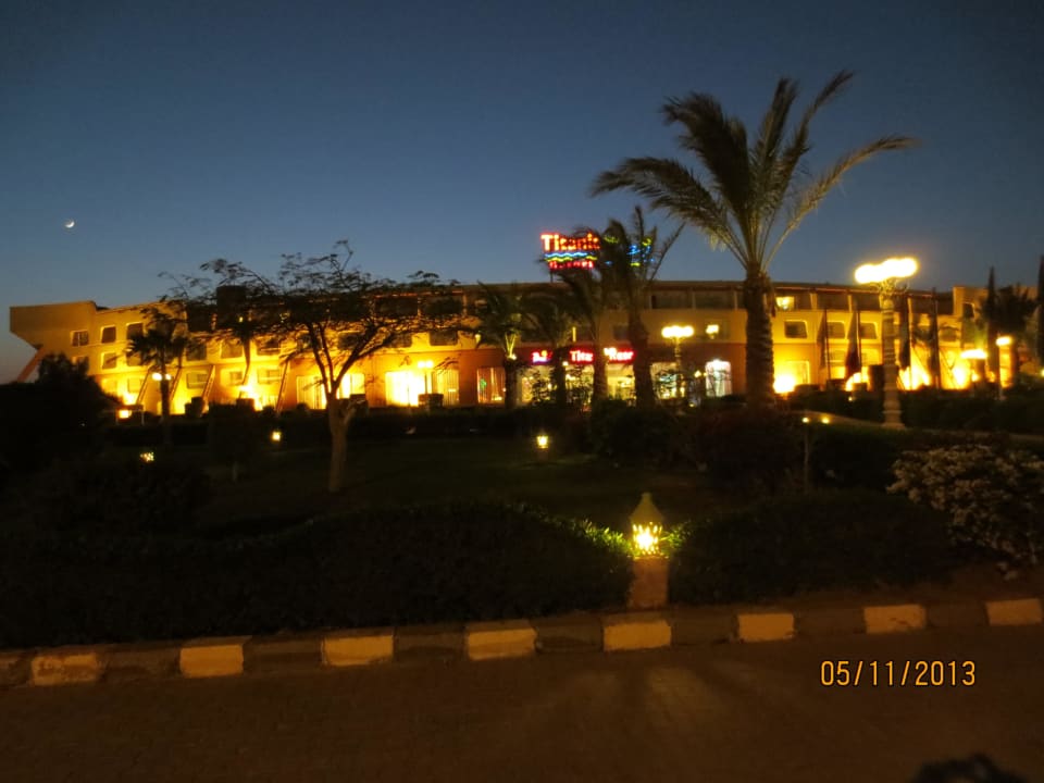 Ansicht des Hotels bei Nacht Titanic Resort & Aqua Park