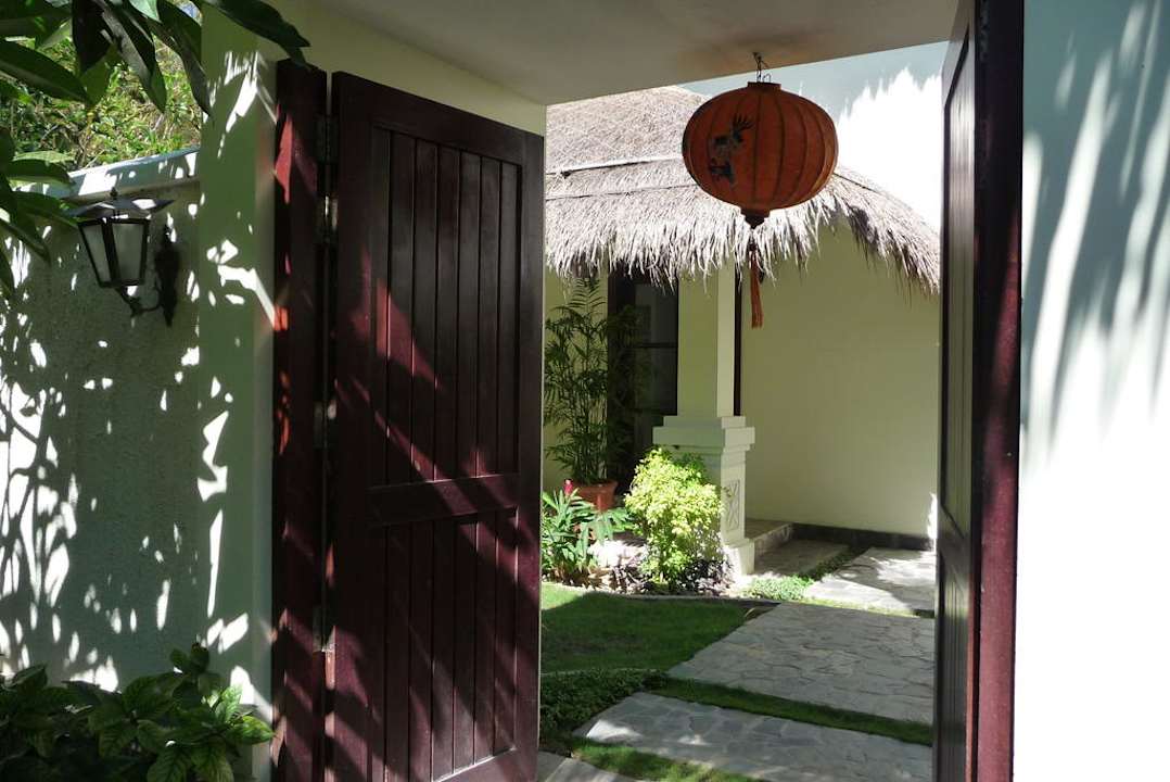 Blick in den Vorgarten und Eingang zur Pool-Villa Allezboo Beach Resort & Spa