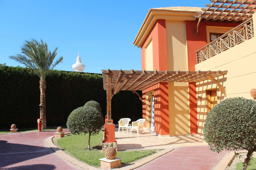 Terrasse vor unserem Zimmer im 400er Bereich Pickalbatros Alf Leila Wa Leila Resort - Neverland Hurghada