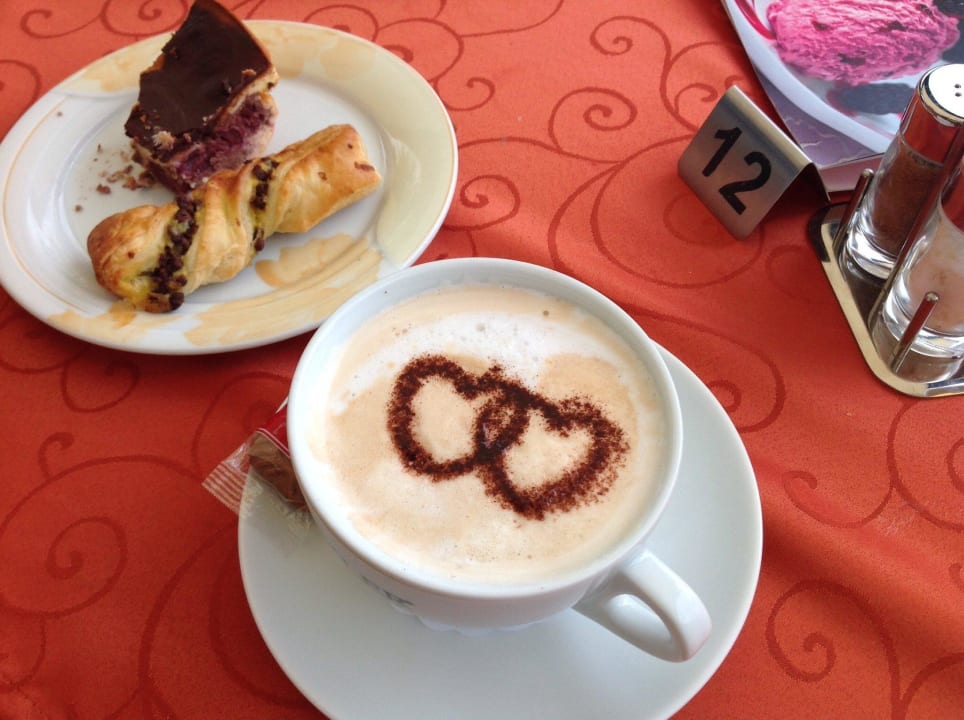 Kaffee und Kuchen  Alm- & Wellnesshotel Alpenhof
