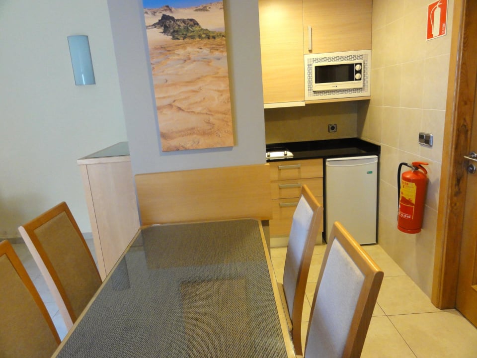 Esstisch mit Blick in die Kitchenette Barceló Fuerteventura Castillo