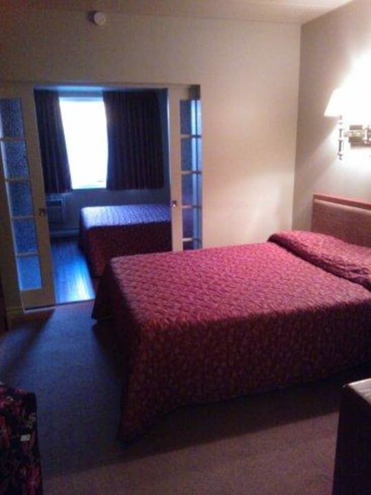 Eines der Schlafzimmer (Schiebetür zur Teilung) Le Voyageur Hotel