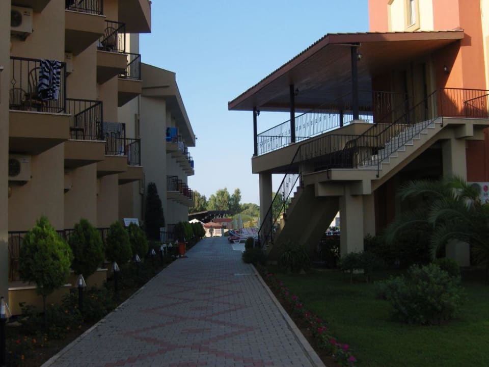 Der Weg von der Rezeption zum Pool Hotel Victory Resort