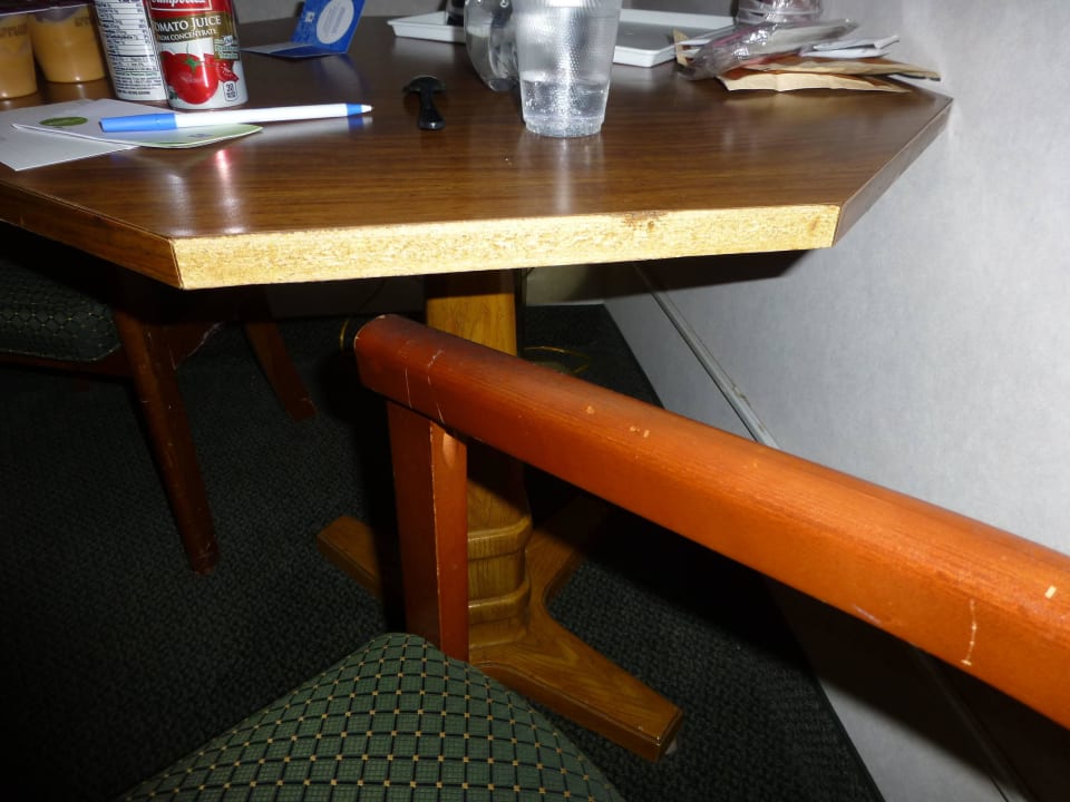 Abgenutzte Möbel im Zimmer 217 Hotel Comfort Inn - The Pointe