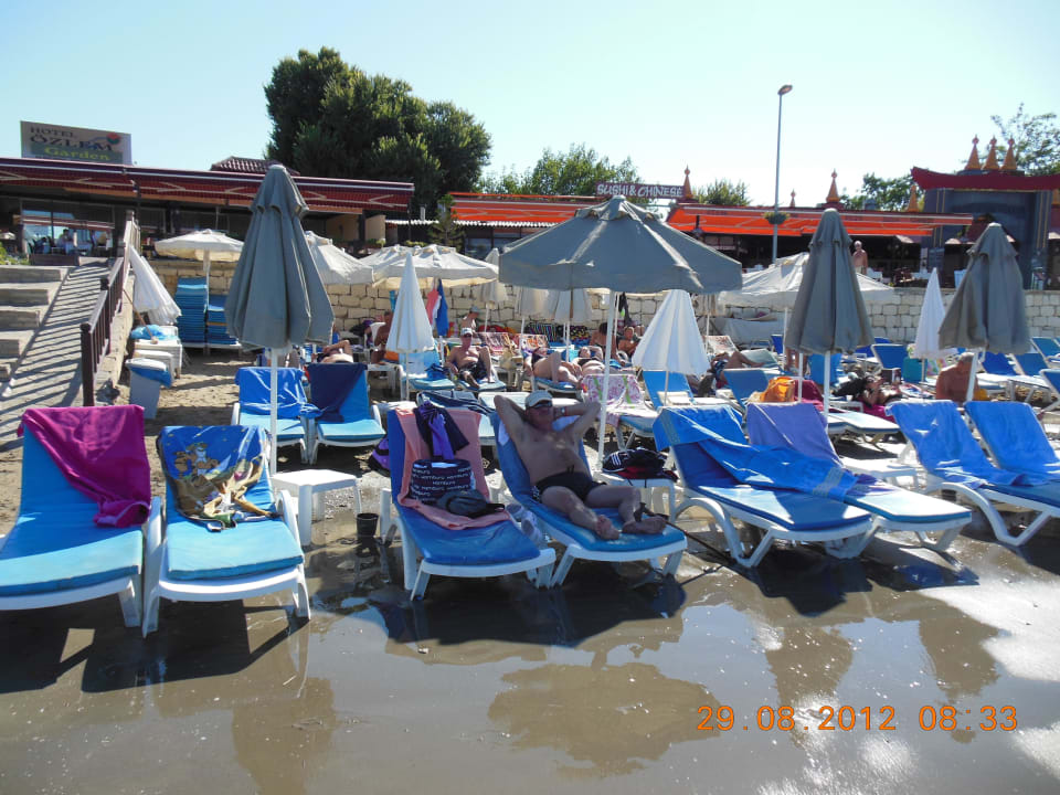 Blick vom Strand in Richtung Hotel Özlem Garden Hotel