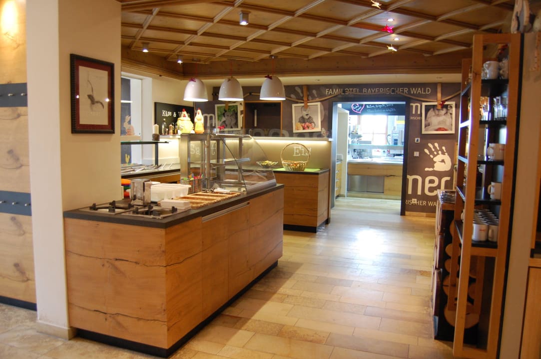 Blick zum Buffet und in die Küche Kinderhotel Simmerl