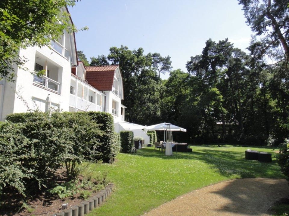 Garten im Sommer Victoria Suites