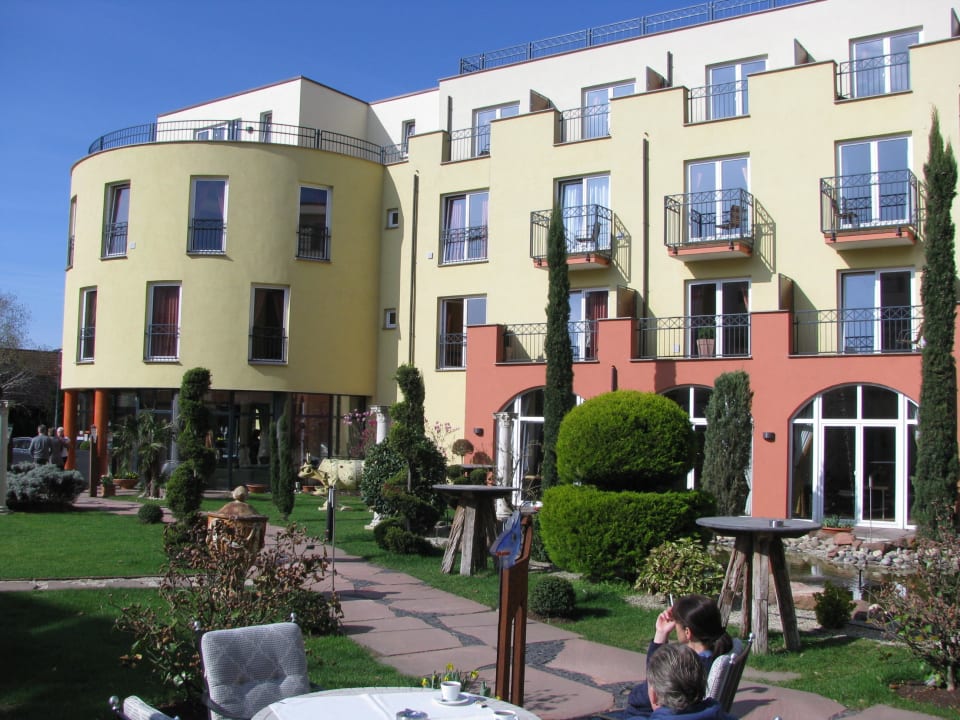 Eingangsbereich mit Garten Hotel Villa Toskana