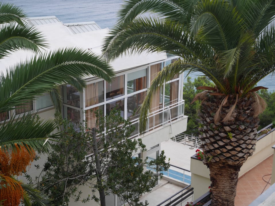 Blick vom Balkon auf Speisesaal und Pool Hotel Aurora