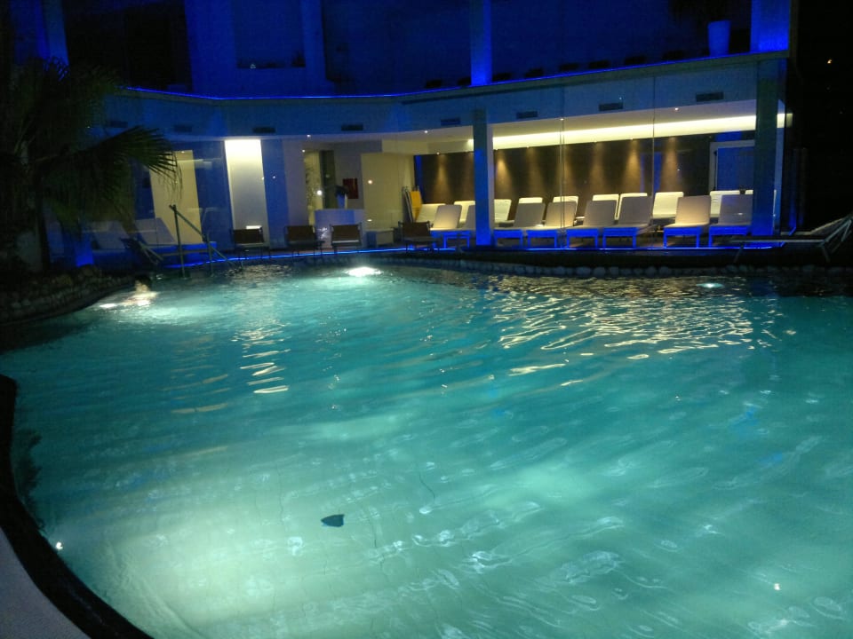 Esterna piscina in notturna Hotel Panoramic Plaza
