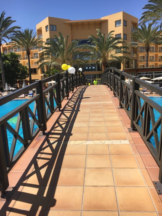 Blick von der Poolbar aufs Hotel. SBH Costa Calma Beach Resort
