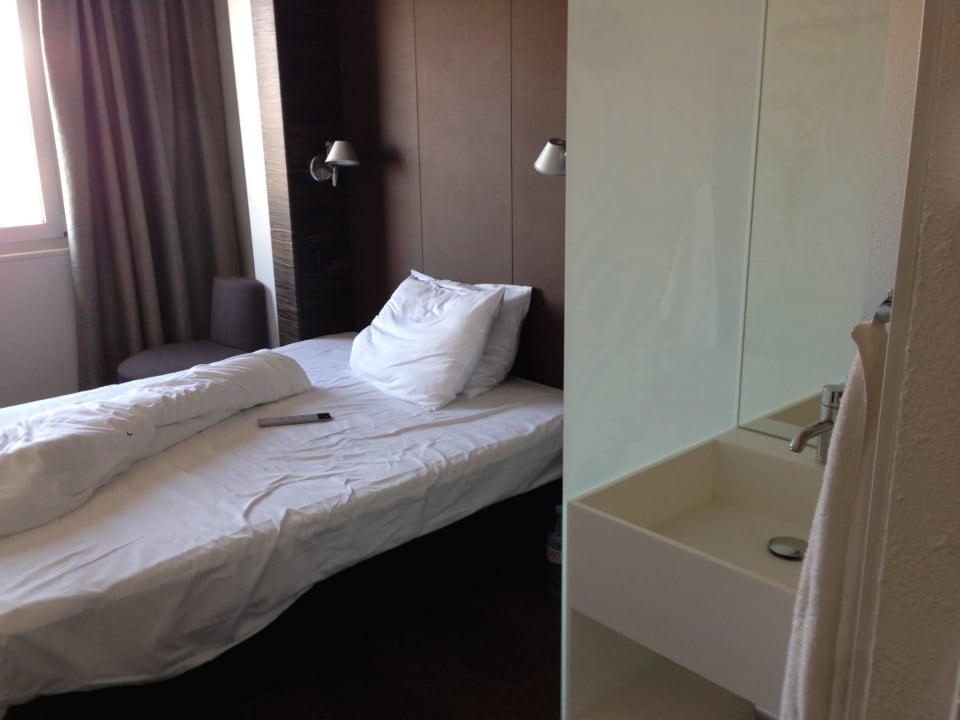 Waschbecken im Zimmer B&B Hotel Köln-West