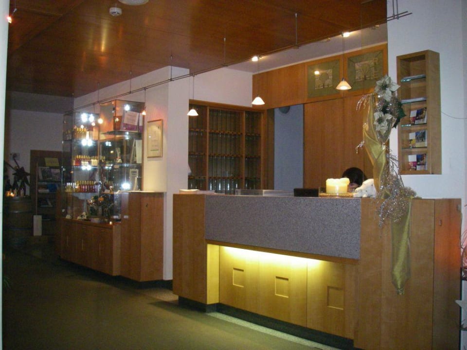 Rezeption im Stammhaus Hotel Vier Jahreszeiten