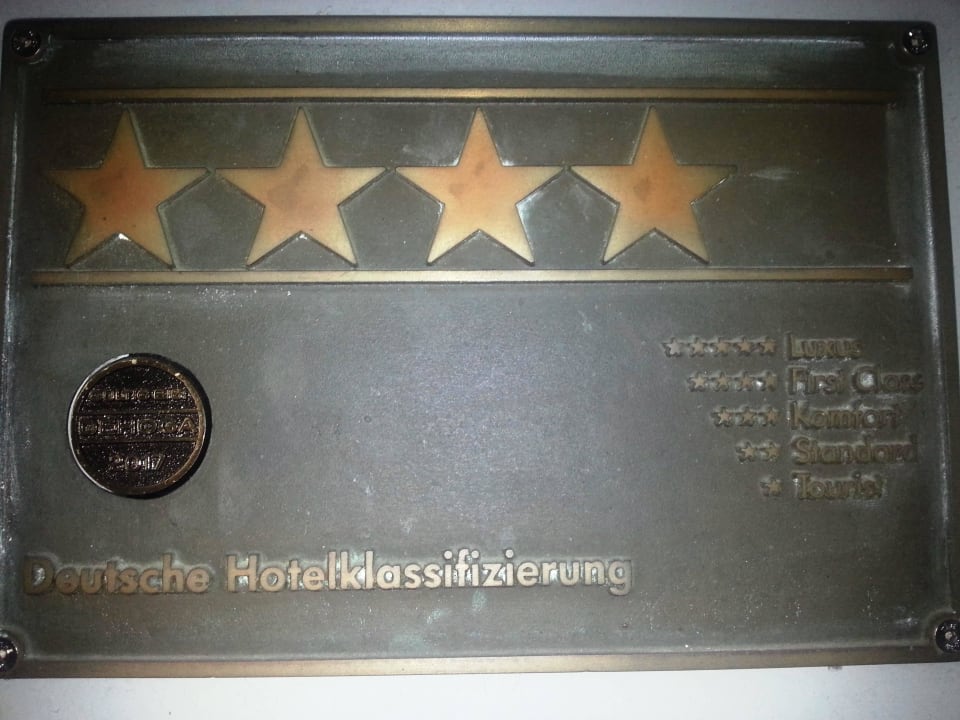 Auszeichnungen am Eingang Best Western Plus Palatin Kongresshotel