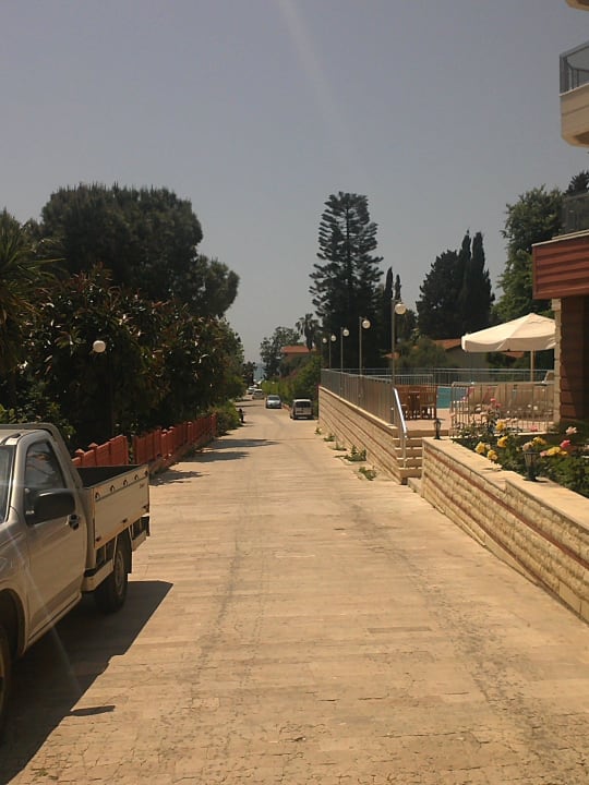 Weg von Hotel zum Strand/Meer Hotel Sirma