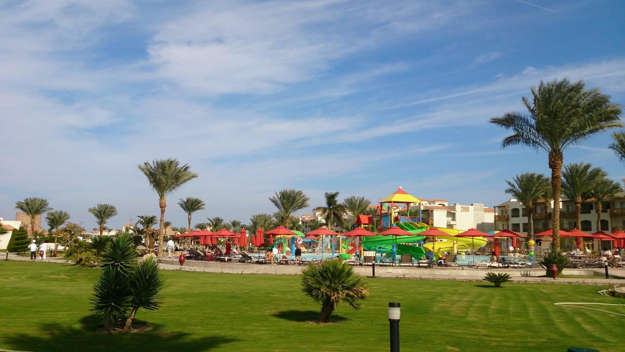 Schön gestaltete Gartenanlage mit Kinderpool Pickalbatros Dana Beach Resort - Hurghada
