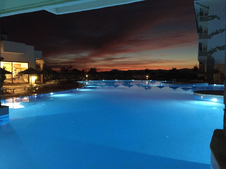 Pool am Abend bei Sonnenuntergang Hotel Defne Dream