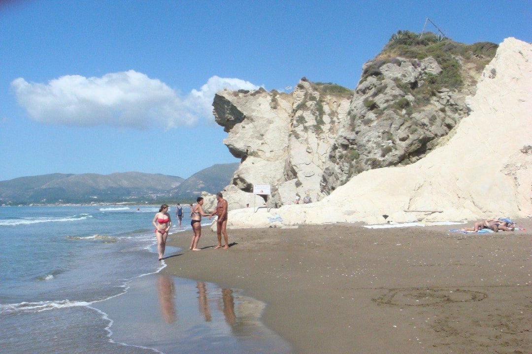Skały na plaży Hotel Sirocco
