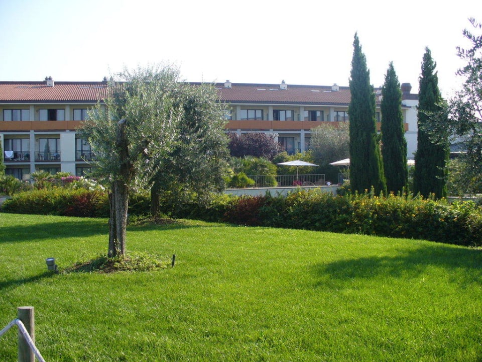 Wunderschön angelegter Garten Parc Hotel