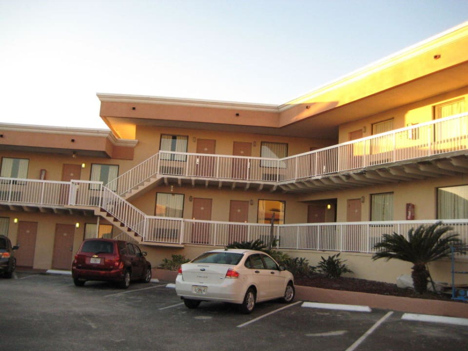 Innenhof Hotel Roomba Inn & Suites