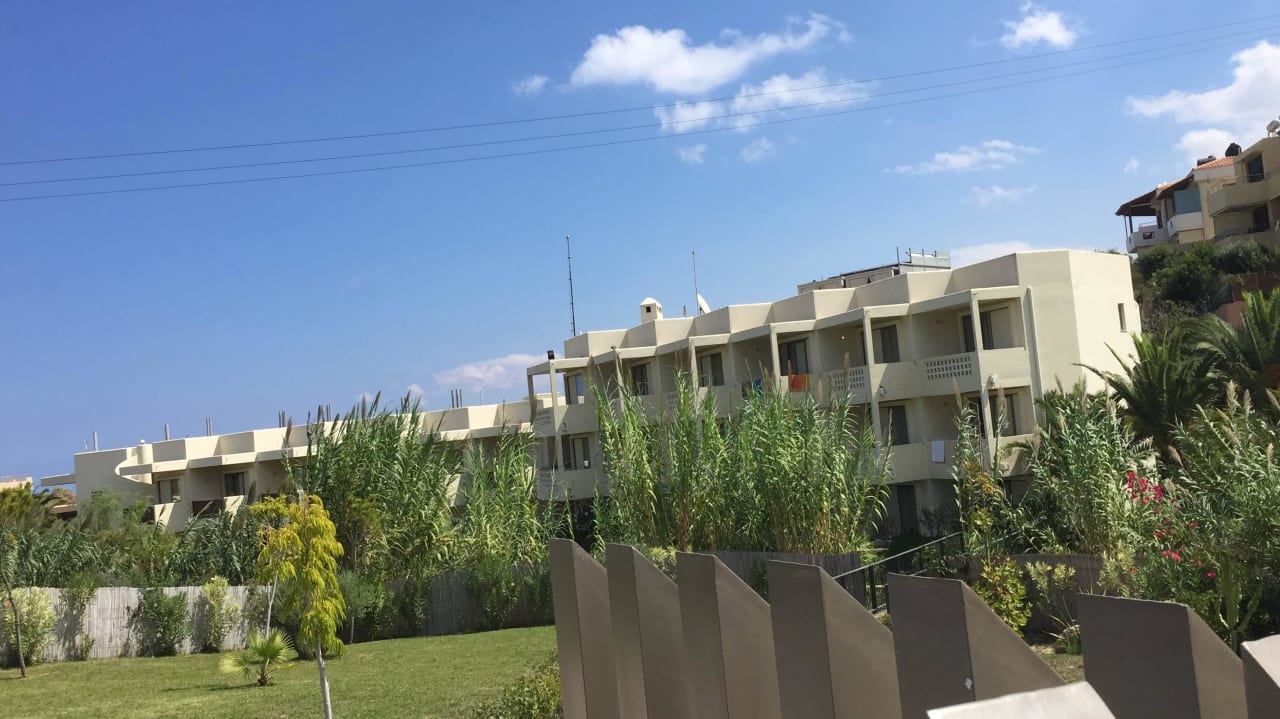 Blick von Pool auf einen komplex  Giannoulis Santa Marina Beach