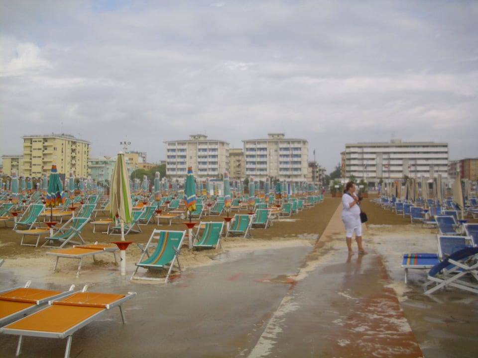 Liegen am Strand Hotel Santa Lucia