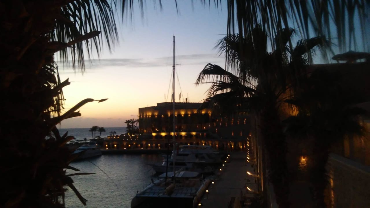 Blick bei Sonnenuntergang auf Hafen Pickalbatros Citadel Resort