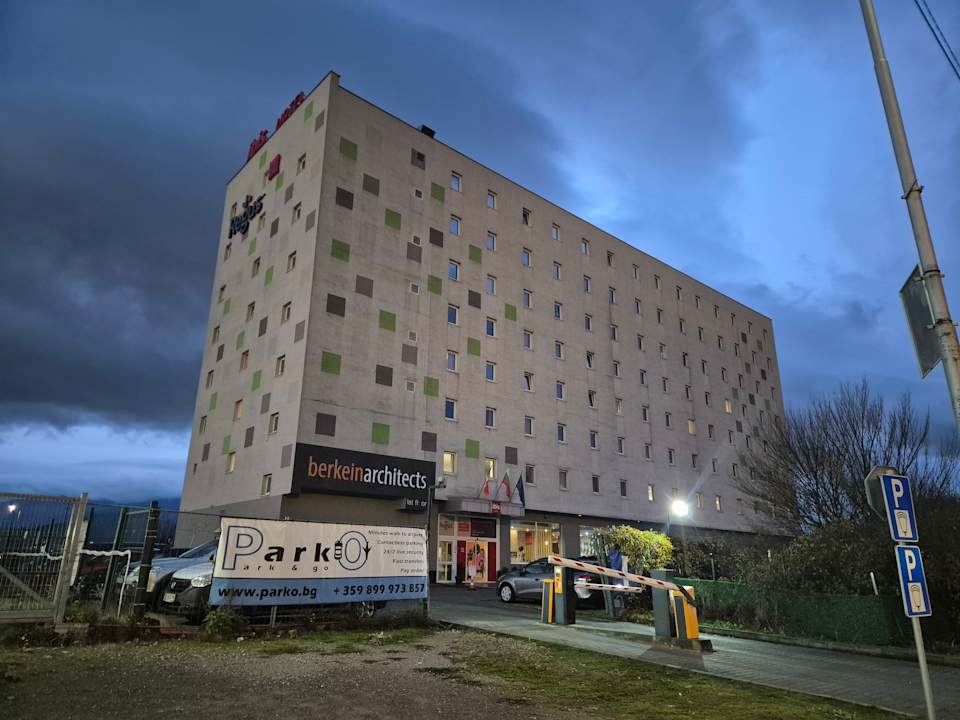Außenansicht Ibis Hotel Sofia Airport