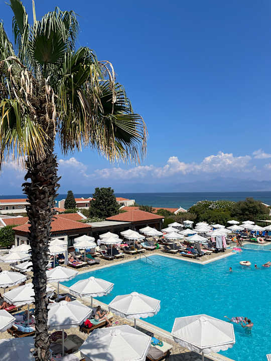 Pool Roda Beach Resort & Spa