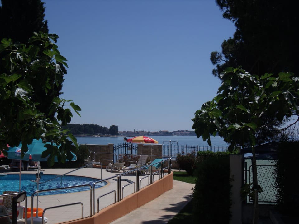 Die Poolanlage mit Blick zum Strand am Meer Apartments Materada Residence