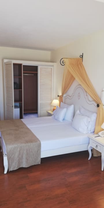 Zimmer Alexander Beach Hotel & Village Resort