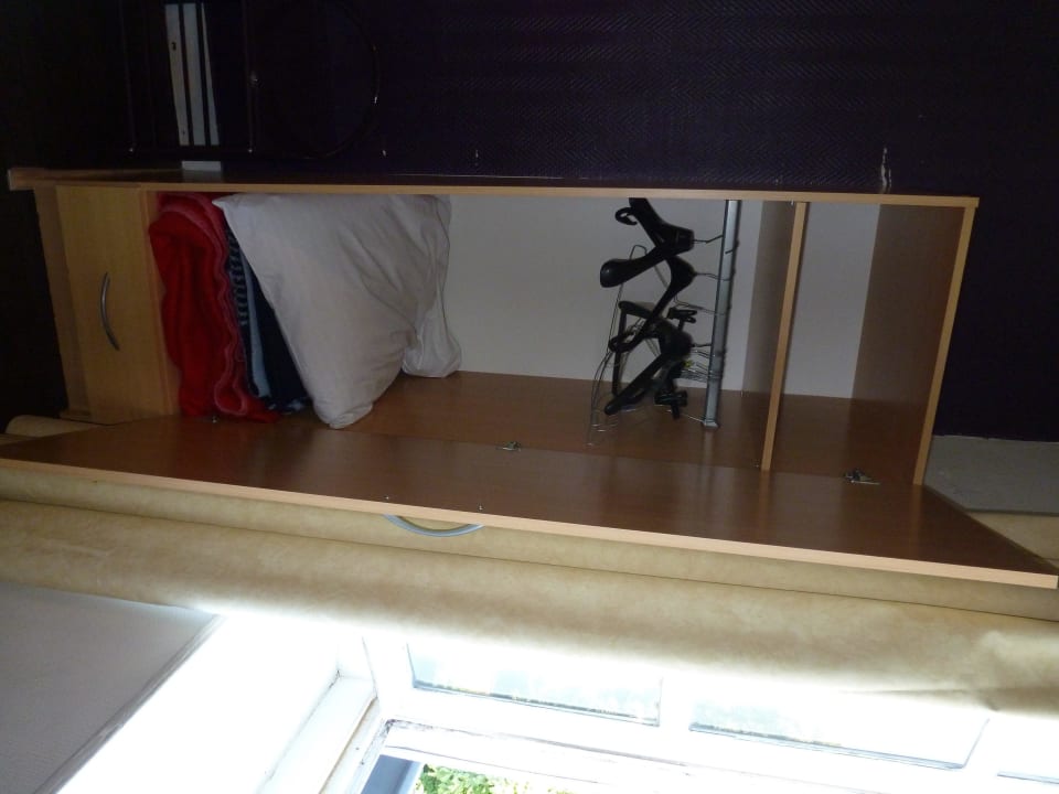 Schrank mit Decken und Kissen Hotel Le Terminus